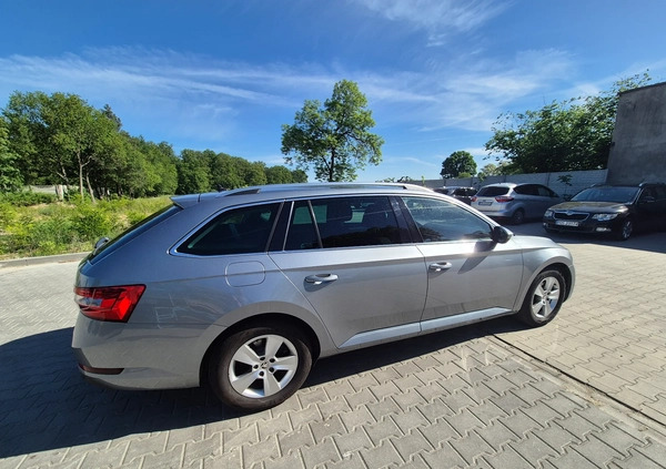 Skoda Superb cena 65000 przebieg: 145000, rok produkcji 2015 z Przysucha małe 154